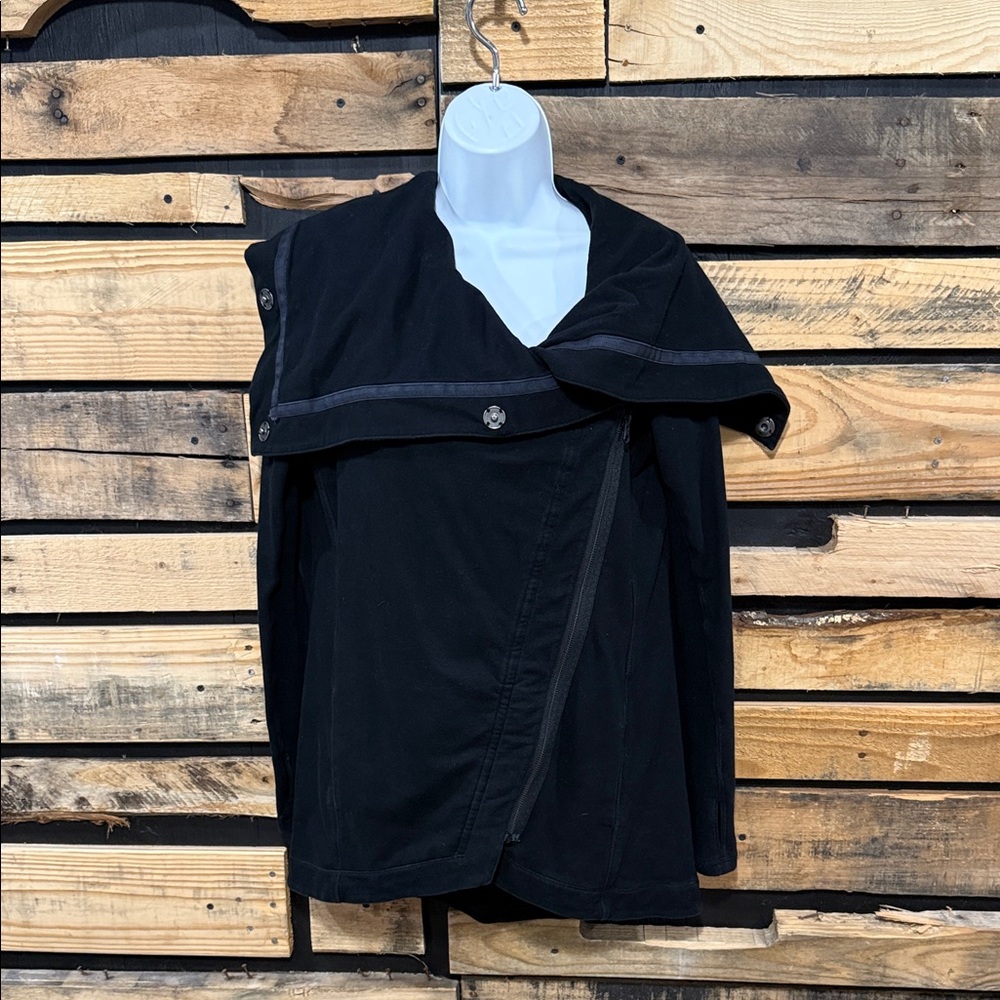 Lululemon Method Wrap Asymmetrical Zip Jacket
Black Womens Rare Yoga Size 6